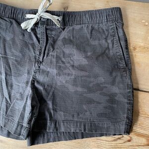 Vuori Ripstop shorts in Black Camouflage, Size XL, EUC.
